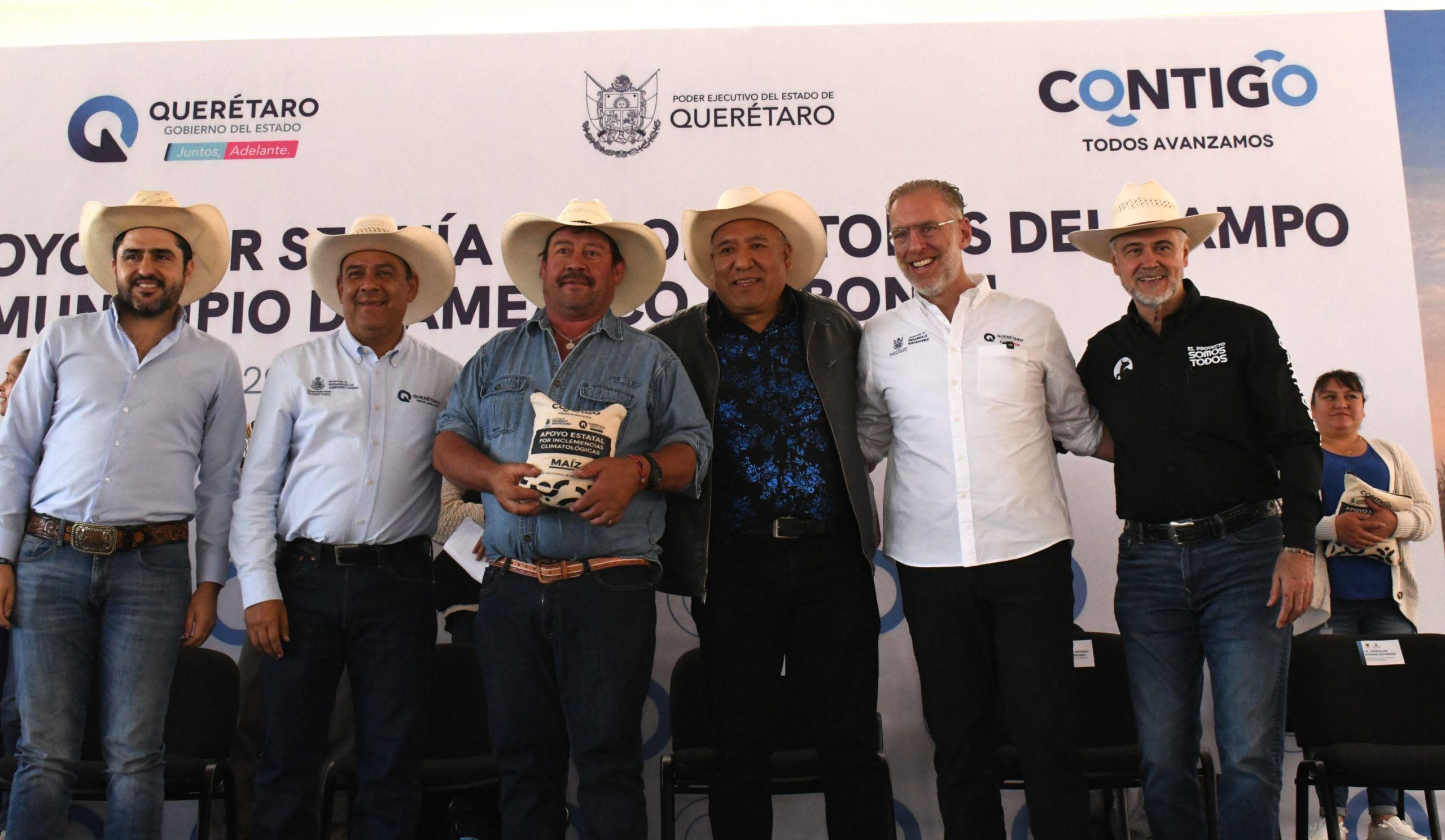 Entrega de apoyo por sequia en Amealco